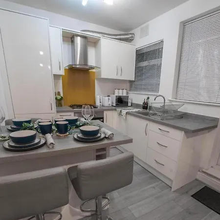 Apartment-Sleeps4-Parking-Balcony